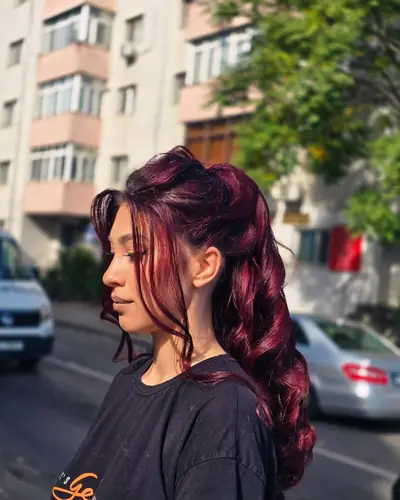 Păr vopsit vișiniu, coafat în bucle