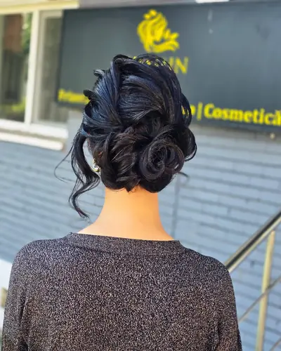 Coc elegant cu bucle, în fața salonului Yasmin