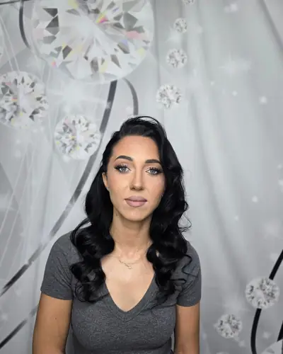 Machiaj de eveniment și bucle pe păr negru